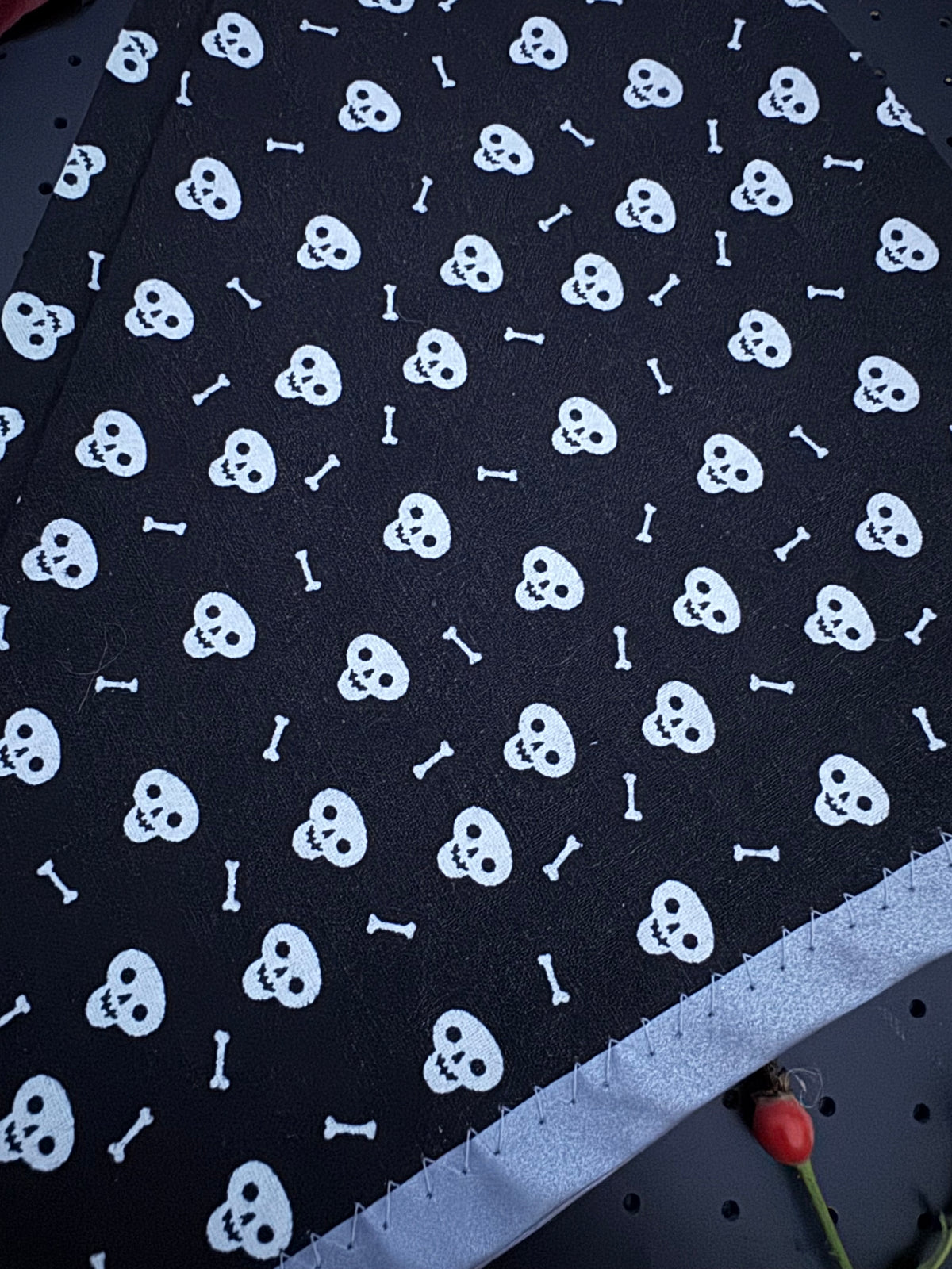 Skull and bones L Reflective Bandana